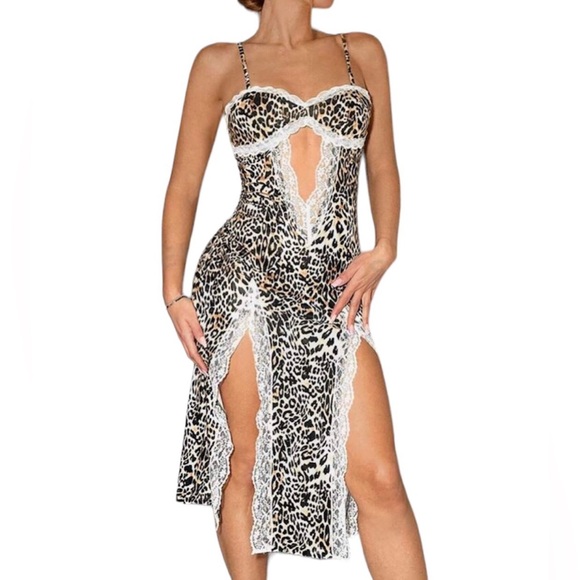 Leopard Print Cami
Y2K Hollow Out Summer Dress With Lace Trim And Split Hem - Picture 5 of 5